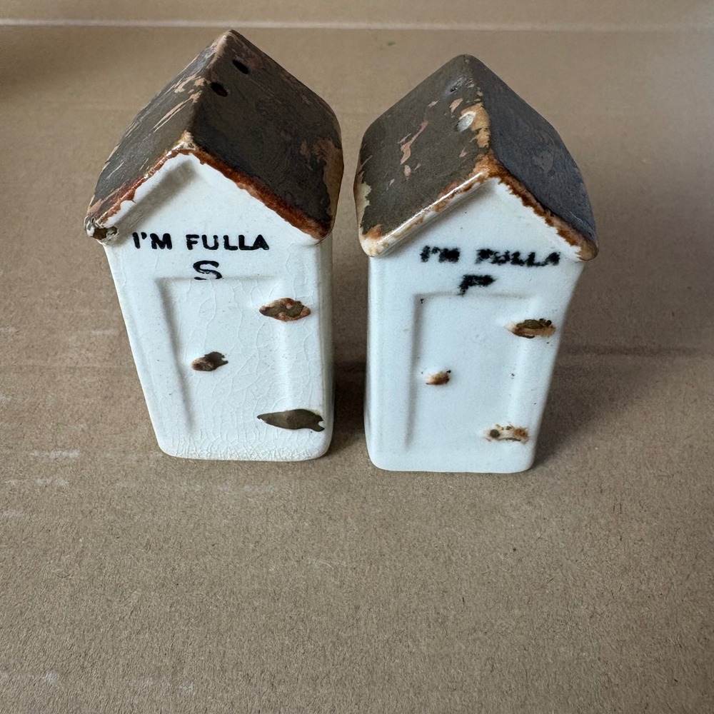 Vintage Ceramic Salt and Pepper Shaker Set Outhouses "Im Fulla S
P"